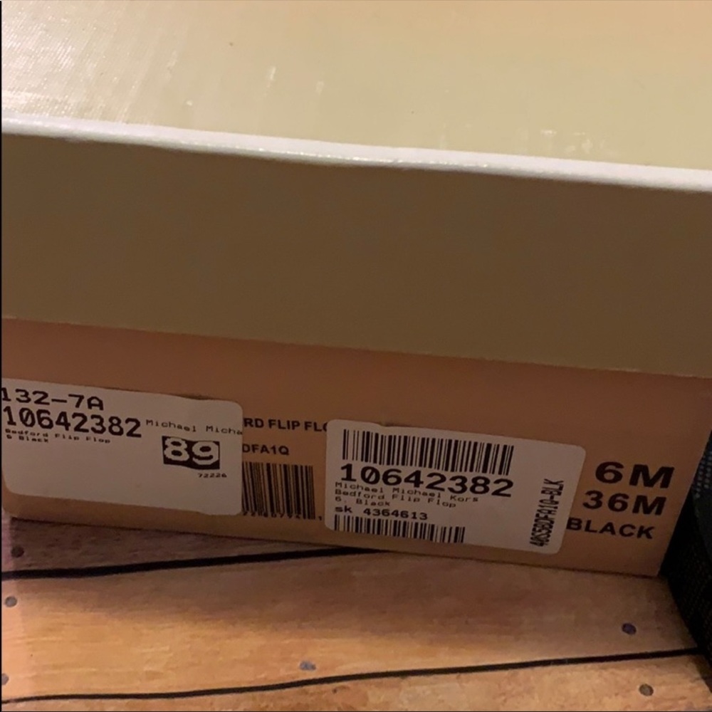 Michael Kors black size 6m Bedford flip flop